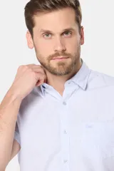 Camisa de hombre a rayas finas color rosa y blanco, de manga corta, con cuello abotonado, bolsillo en el pecho con logo bordado y botones personalizados. Confeccionada 100% en algodón.