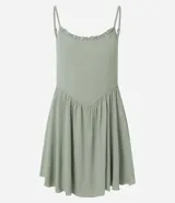 Enterito corto color verde oliva, de breteles finos, escote con volados y detalle de elástico en la espalda. Confeccionado con viscosa certificada.