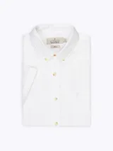 Camisa blanca de lino y algodón, de manga corta, con cuello abotonado y bolsillo en el pecho.