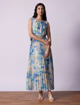 Vestido midi de gasa plisada con estampado abstracto en tonos azules, verdes y beige. Escote redondo, sin mangas, cintura elastizada con lazo de ajuste y abertura central en la espalda con botón.