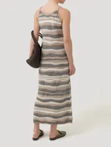Vestido largo de punto con rayas horizontales en tonos beige, marrón y rosa.