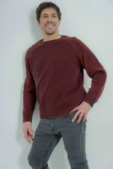 Sweater marrón de lana lambswool con cuello redondo y mangas largas. Presenta un diseño de punto texturizado en el cuerpo y mangas con detalle de punto acanalado en hombros y puños.