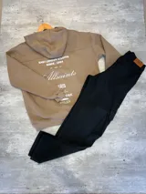 Canguro tostado de algodón con capucha, puños y cintura acanalados. Estampado en la espalda con la frase "East London Studios Since 1994", el logo de Allsaints y nombres de ciudades.