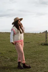 Pantalón de tusor color rosa viejo, de corte holgado y cintura elastizada.