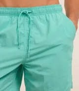 Bermuda masculina de microfibra color amarillo pálido, con cintura elástica ajustable mediante cordón y bolsillos laterales.