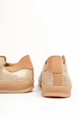 Zapatillas acordonadas de cuero vacuno color borgoña con detalle de gamuza en el talón y suela de goma color caramelo.