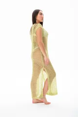 Vestido largo de crochet color verde pistacho, con escote en V y sin mangas.