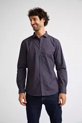Camisa clásica de hombre de fit slim, con manga larga y logo bordado.