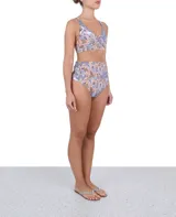 Top de bikini con estampado floral en tonos azules, celestes, marrones y blancos.