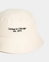 Piluso color crema de tela canvas con bordado frontal de la frase "Living in Chicago est. 1975".