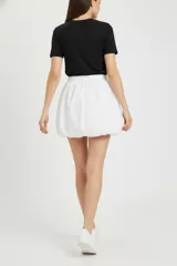 Minifalda blanca con diseño abullonado y cintura elastizada.