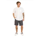 Bermuda gris de corte recto, con cintura elastizada ajustable con cordón, bolsillos laterales tipo cargo y ruedo simple.