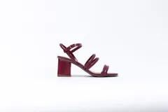 Sandalias negras de charol con tiras finas y taco cuadrado.
