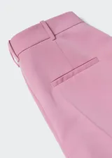 Pantalón de vestir negro de corte recto, con bolsillos laterales y traseros.