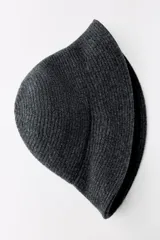 Gorro tipo bucket gris oscuro de tejido de punto acanalado.