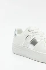 Zapatillas blancas de símil cuero con recortes en gamuza y detalles metalizados plateados. Plataforma de 4,5cm de alto.
