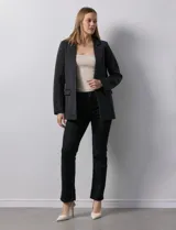 Blazer entallado blanco, marca Robert Louis. Cuello con solapa y abertura central con botón. Delantera con bolsillos. Manga larga calada.