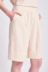 Bermuda casual color crudo confeccionada en lino.