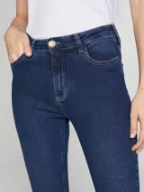 Pantalón de jean de calce ajustado, color azul claro, con cintura media y confeccionado en denim con elastano.