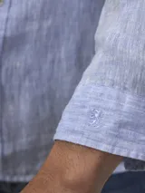 Camisa negra de lino, de manga larga y corte clásico.