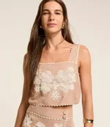 Blusa cropped de viscolino color beige con breteles anchos, escote cuadrado con detalle de ondas y bordado floral.