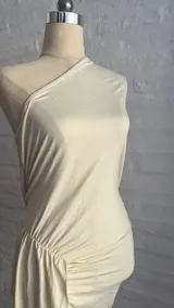 Minivestido blanco de fiesta, con un solo hombro y drapeado lateral.