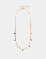 Collar corto dorado con cadena de eslabones y dijes de strass multicolor.