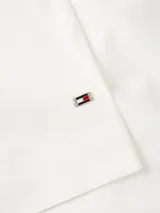 Camisa blanca de algodón con cuello en V y mangas largas acampanadas.