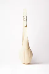 Bandolera mediana de cuero vacuno negra con cierre metálico y forro de algodón, con un bolsillo interior con cierre.
