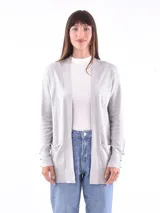 Saco color gris claro, de tejido de punto, con mangas largas y bolsillos delanteros.