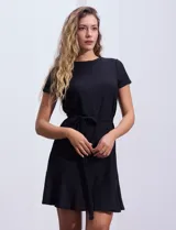 Vestido corto negro texturado con escote redondo, manga corta, lazo de ajuste en la cintura y ruedo con volados.