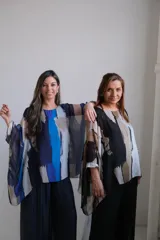 Blusa estampada con pinceladas en negro, beige y marrón.