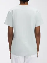 Remera celeste de algodón con logo de Calvin Klein estampado en el frente.