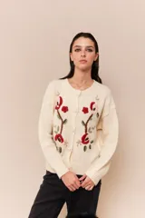 Saco tejido estilo preppy con bordado floral a mano en la parte delantera, con botones forrados.