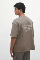 Remera color marrón con efecto lavado, cuello redondo y manga corta. Estampa pequeña con la inscripción 'NYC' en color blanco.
