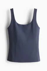 Musculosa deportiva azul con escote en U, confeccionada en tejido funcional con SoftMove™ y DryMove™.
