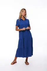 Vestido midi camisero azul con botones frontales, corte en la cintura y falda con volantes.