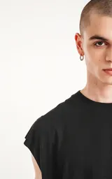 Remera negra sin mangas de corte oversize.