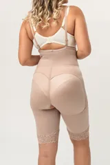 Faja modeladora color piel, de alta contención, con breteles desmontables, terminación de puntilla en las piernas y efecto levanta cola. Ideal para post operatorio o modelar la figura. Confeccionada con tela que contiene fibra LYCRA® XTRA LIFE™.