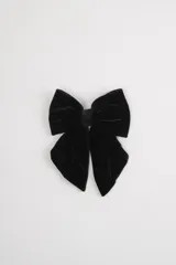 Moña grande de terciopelo negro para el pelo.