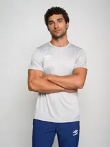 Remera deportiva Umbro de manga corta, color negro, con cuello redondo y logo Umbro en blanco en el pecho.