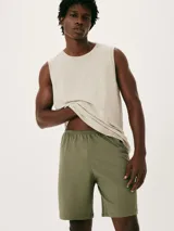 Conjunto de pijama para hombre, compuesto por una musculosa beige y un short verde oliva.