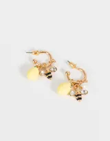 Aros dorados tipo argolla con dijes colgantes de limones amarillos, abejas con alas de strass y cuentas de perlas.