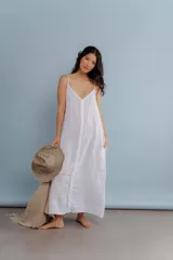 Vestido largo de lino color blanco, con breteles finos y detalle de costura o aplique vertical en el centro del frente.