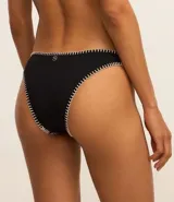 Bombacha de bikini negra de tejido texturizado con pespuntes blancos contrastantes.
