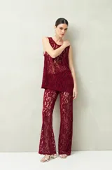 Top de encaje color borgoña sin mangas, con transparencias y diseño floral.