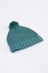 Gorro de lana tejido en punto acanalado, color verde azulado, con pompón en la parte superior y borde doblado.