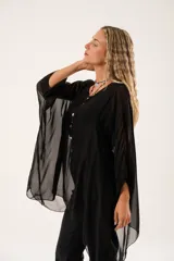 Blusa negra oversize de gasa con forro y mangas murciélago.