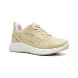 Championes deportivos color beige con detalles en marrón y suela blanca.