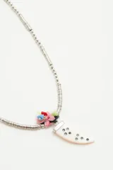 Collar plateado con dije de cuerno con pintitas y flores de tela.